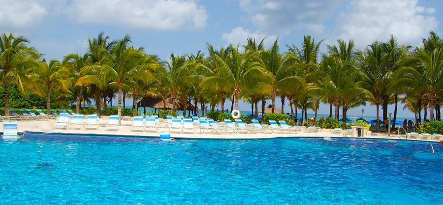 warm resorts in april